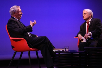 De izda. a drcha.: Mario Vargas Llosa y Juan Cruz