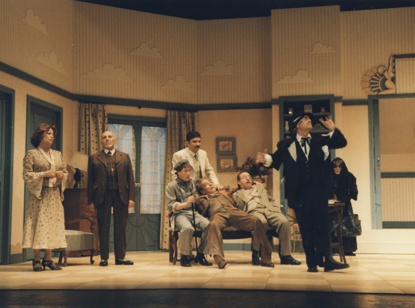 "¡Que viene mi marido!", de Carlos Arniches. Dirección de José Luis Alonso de Santos. Fotografía de Manuel Martínez Muñoz. Teatro Arlequín. Madrid, febrero de 2000.