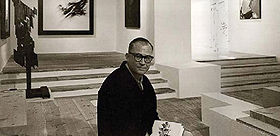 Fernando Zóbel en la sala grande del Museo de Arte Abstracto Español de Cuenca en 1966. Foto: Archivo Fundación Juan March