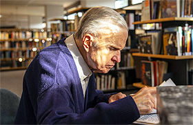 Manuel Halffter en la biblioteca de la Fundación Juan March