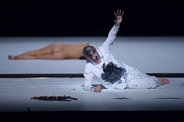 John Graham-Hall en una escena de "Moses und Aron de Schönberg"