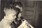 Boris Vian y su hijo Patrick, 1945 (© Archives Cohérie Boris Vian).Fotografía tomada en la Rue du Faubourg-Poissonnière.