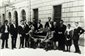 Viñes con otros alumnos de la clase de Charles de Bériot (entre ellos Maurice Ravel y Joaquim Malats) en el Conservatorio de París (1895). Lérida, Arxiu Municipal (Arxiu Ricard Viñes).