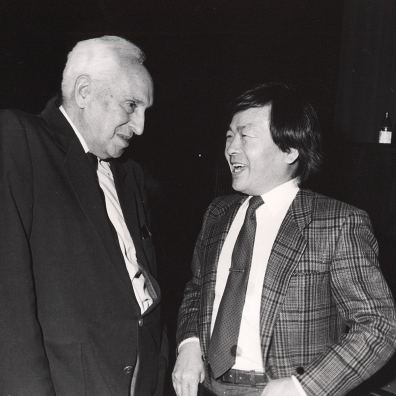 De izqda. a dcha., los Premios Nobel Severo Ochoa y Susumu Toneqawa (1979)