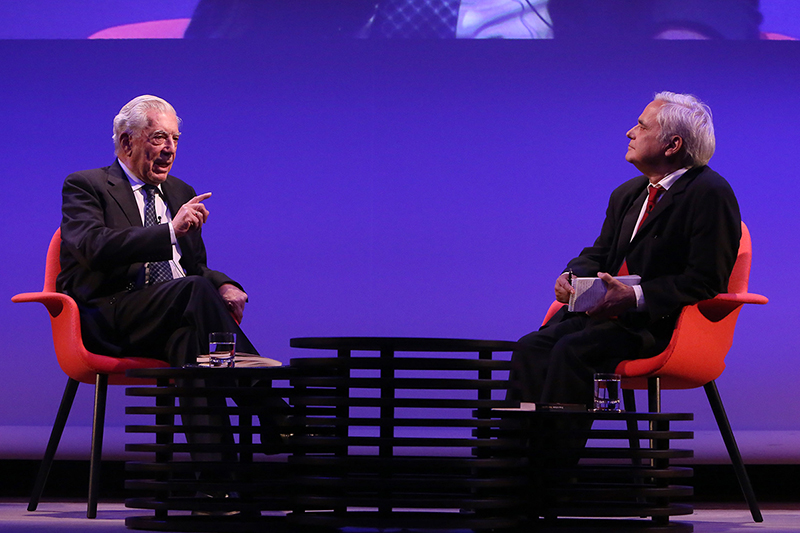 De izqda. a dcha., Mario Vargas Llosa y Juan Cruz (2015)