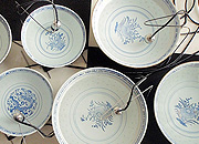 Más información - Varios boles de porcelana con hidrófonos, listos para una improvisación de Tomoko Miyata