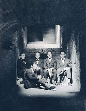 Adolfo Salazar, Francisco García Lorca, Manuel de Falla, Ángel Barrios y Federico García Lorca en los sótanos de La Alhambra, c. 1923