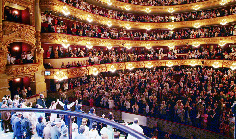 Sala del Gran Teatre del Liceu (Barcelona) al final de una representación de "L’elisir d’amore" de Donizetti, 2005 (Foto: Antoni Bofill)