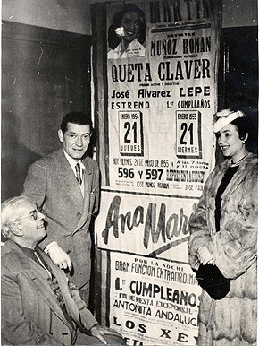 La vedette Queta Claver y el libretista Muñoz Román ante el cartel del estreno de "Ana María"